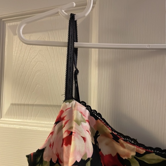 Black slim fitting dress with flower pattern - Picture 2 of 3